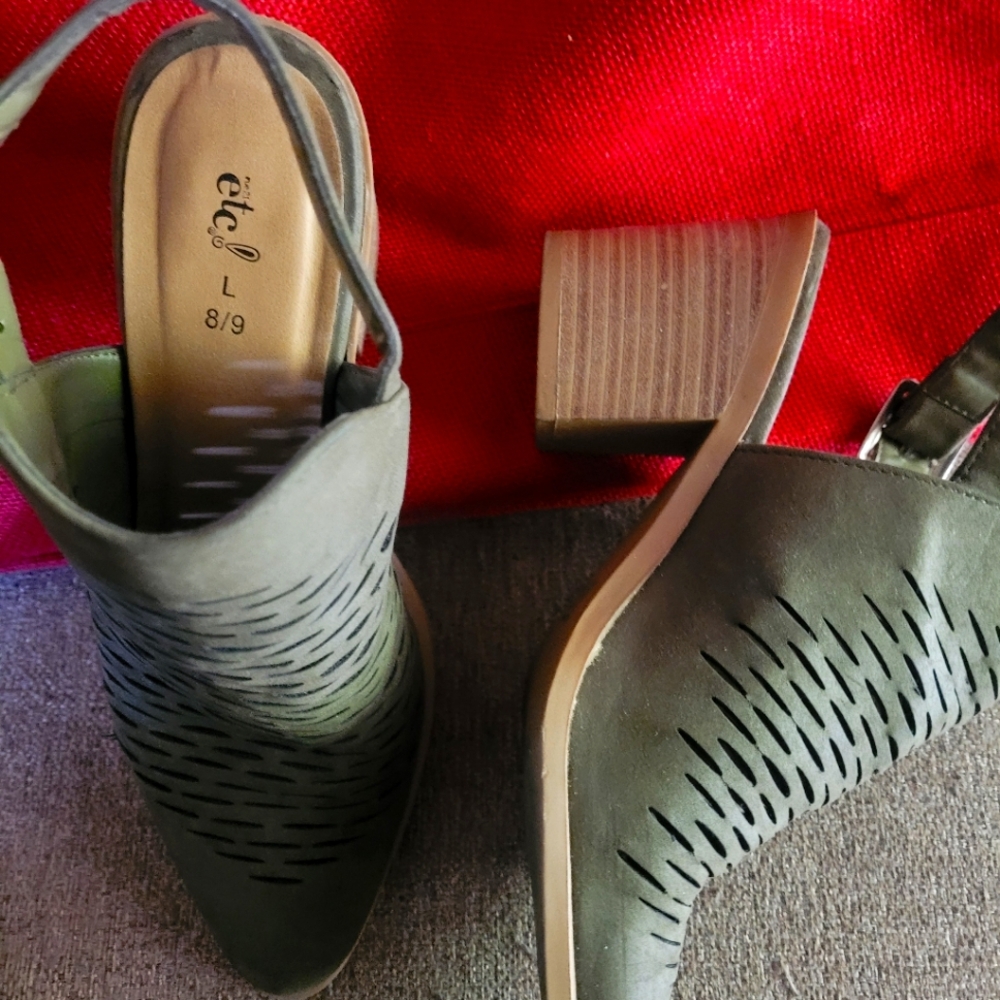 Olivr green open back ankle booties, size 8/9